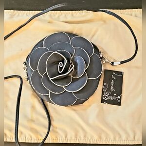 2 Moda Black flower purselet